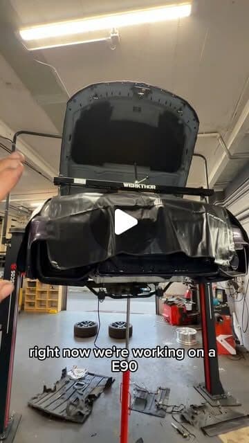BMW E90: E90 auf der Hebebühne, Unterboden offen.
